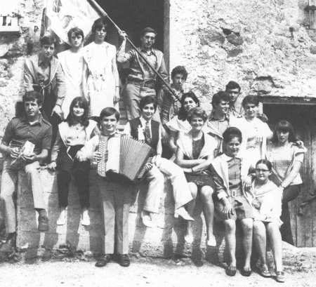 Groupe de jeunes conscrits posant avec un accordéon