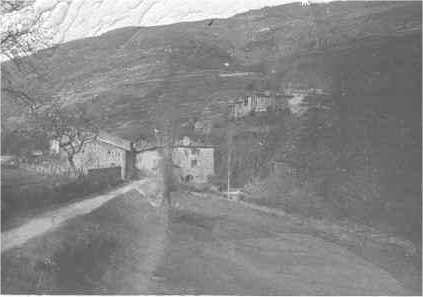 Chemin menant aux maisons du bourg