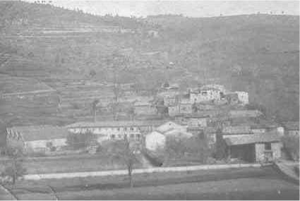 Bâtiments d’usine et château en fond de vallée
