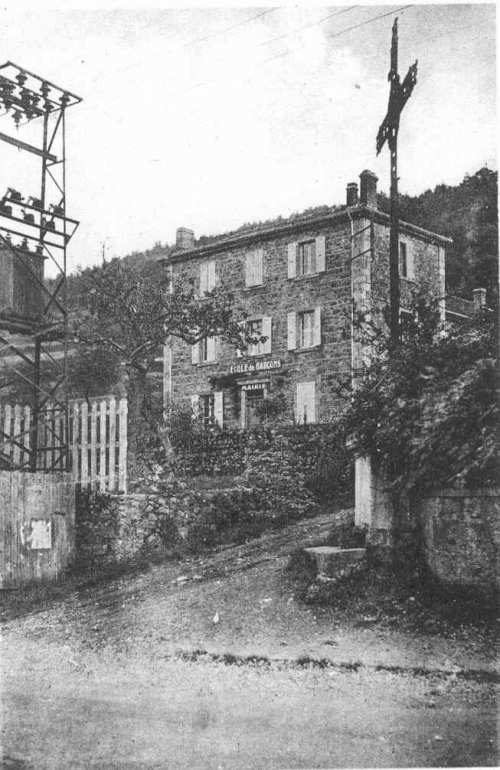 Une croix devant une grande maison
