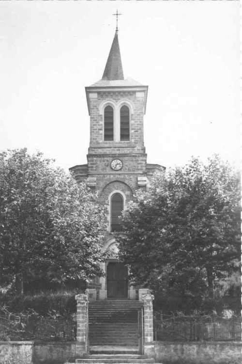 Clocher de l’église entouré d’arbres