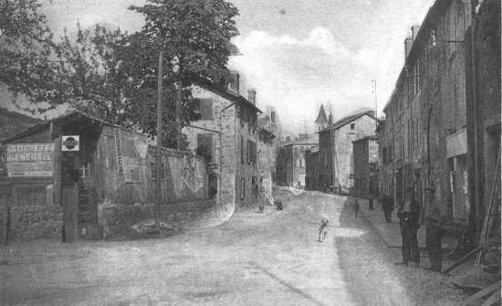 Rue en pente entre les maisons anciennes