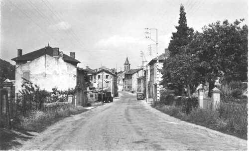 Route traversant le village, clocher au fond