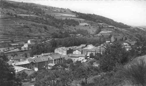 Photo ancienne : le village de Vocance au creux de la vallée