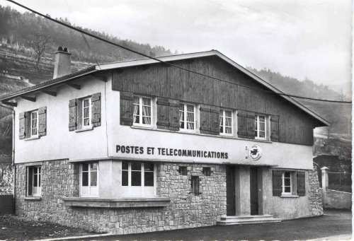 Bâtiment de la poste en pierre et bois