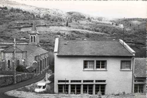 Clocher et maisons du centre du village