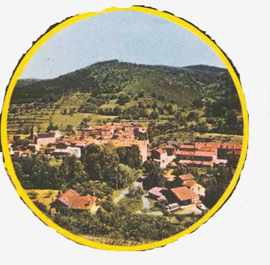 Vue colorisée du village au pied de la montagne