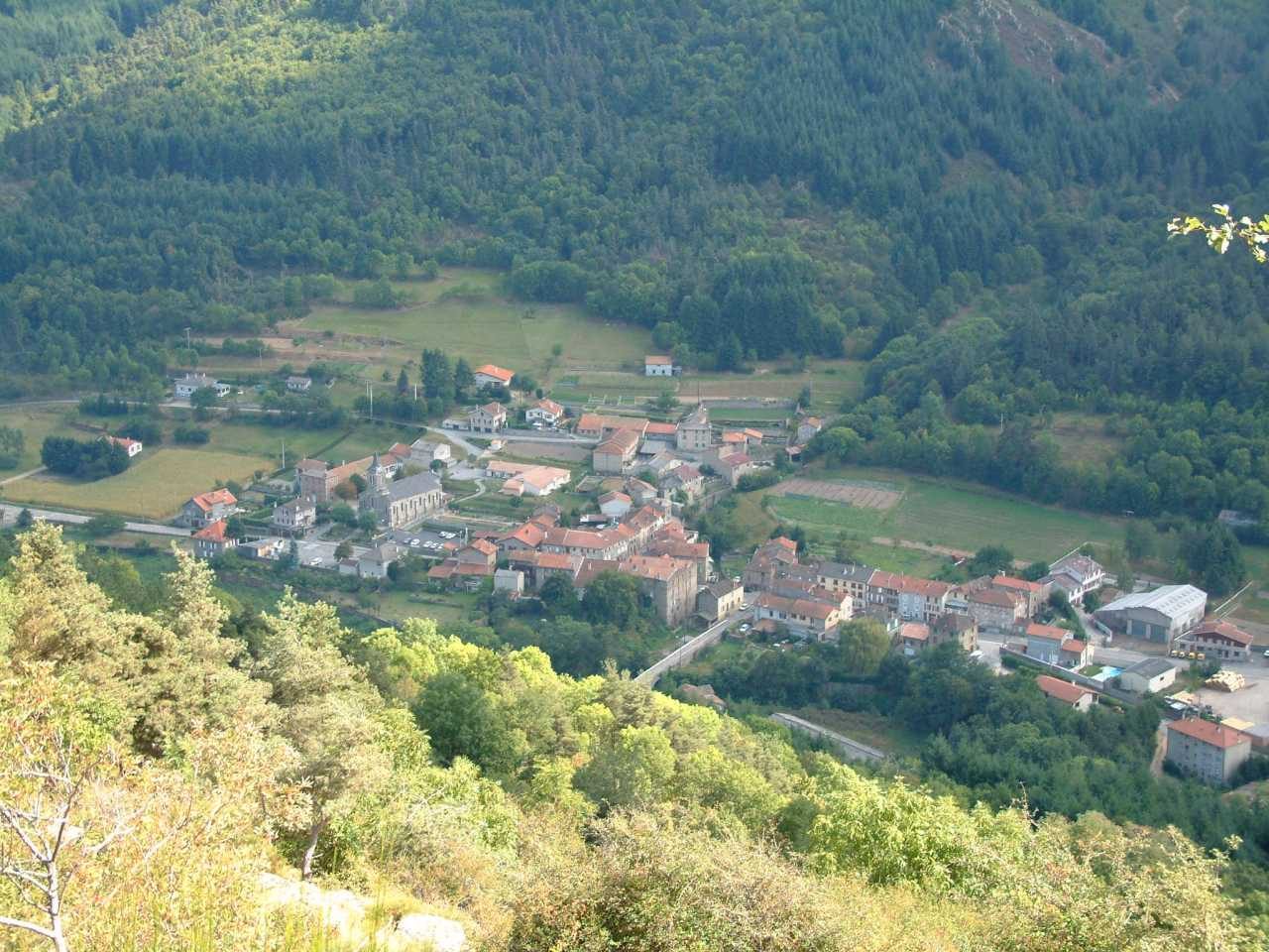 Le village de Vocance au creux de la vallée de la Cance, entouré de collines boisées