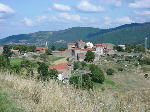 Le village du Monestier perché sur une crête