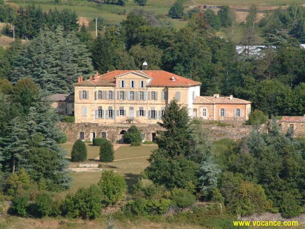 Façade classique du château de la Rivoire entourée d’arbres