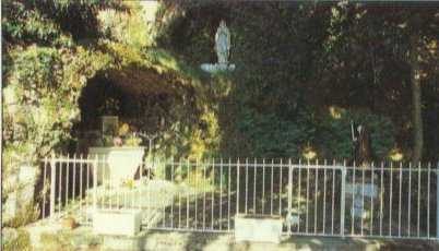 Statue de la Vierge dans une grotte de rochers