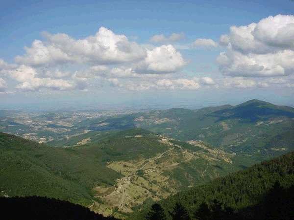 Collines boisées et prairies de la vallée de la Cance sous un ciel nuageux