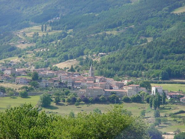 Le village de Vanosc au creux des collines