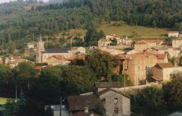 Maisons et église de Vocance au creux de la vallée