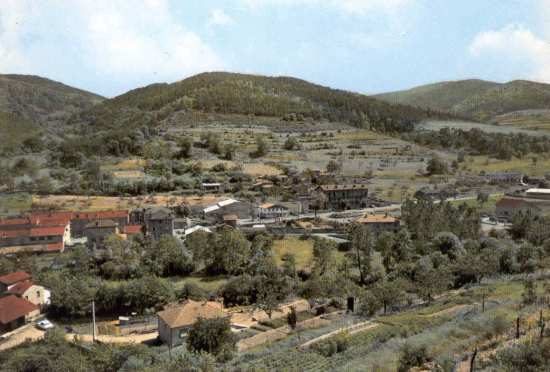 Le village de Vocance entouré d’arbres