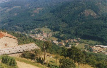 Le village de Vocance vu depuis un coteau