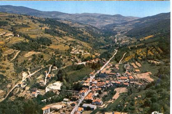 Panorama sur la vallée et le bourg de Vocance